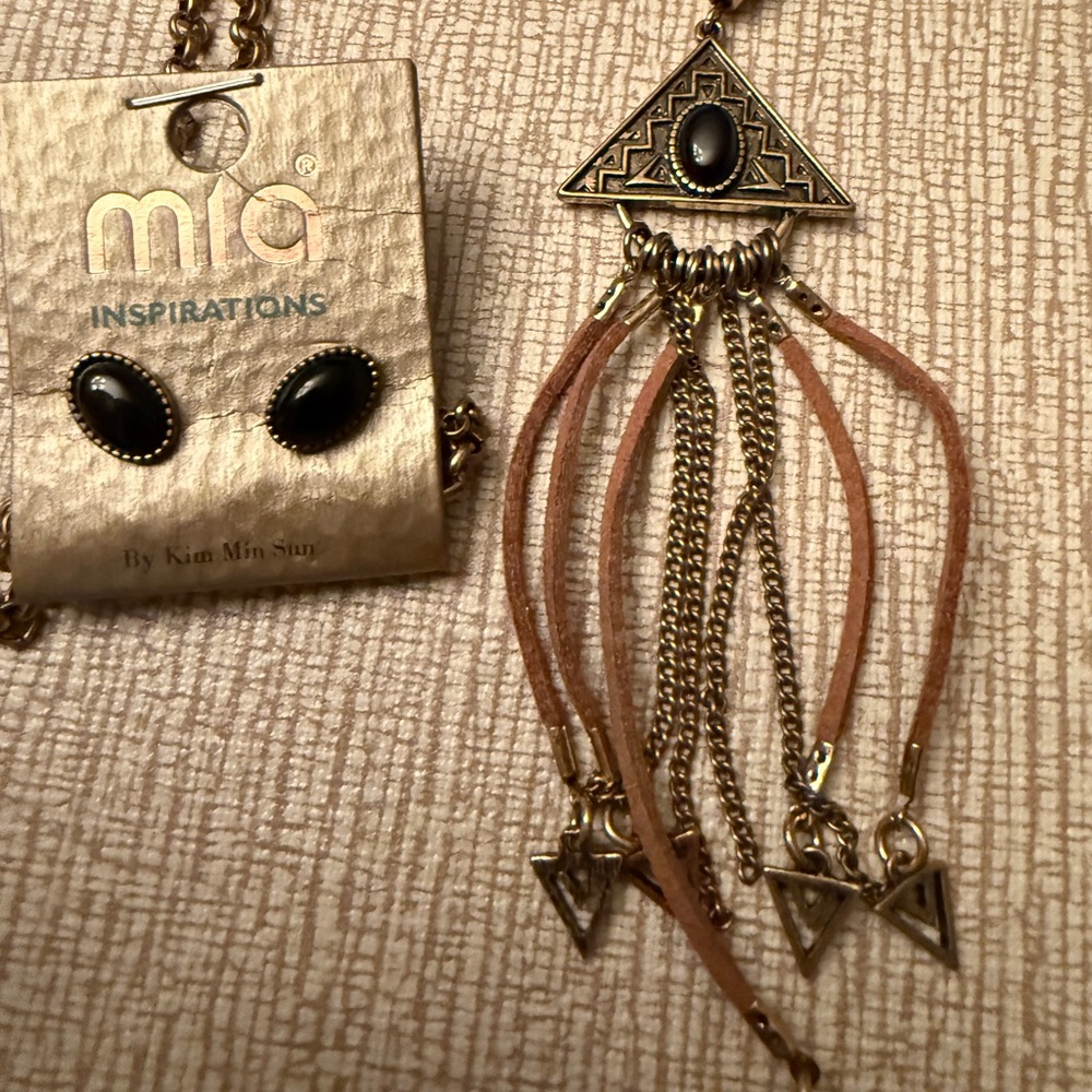 NEW Black & Gold Necklace and earrings set